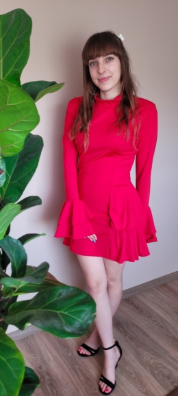 Czerwona Sukienka z Falbaną