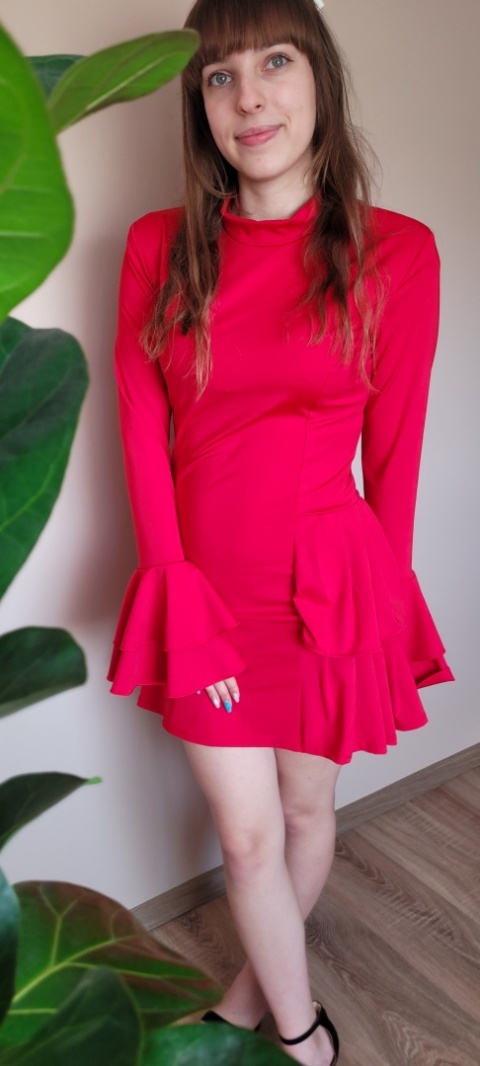 Czerwona Sukienka z Falbaną