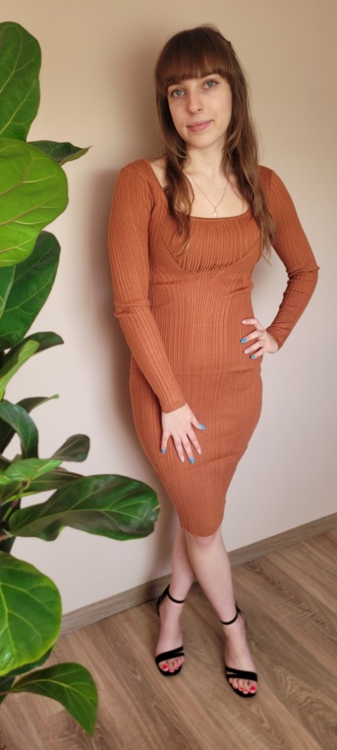 Dopasowana Sukienka Z Wycięciem Camel