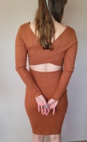 Dopasowana Sukienka Z Wycięciem Camel