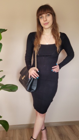 Dopasowana Sukienka Z Wycięciem Czarna