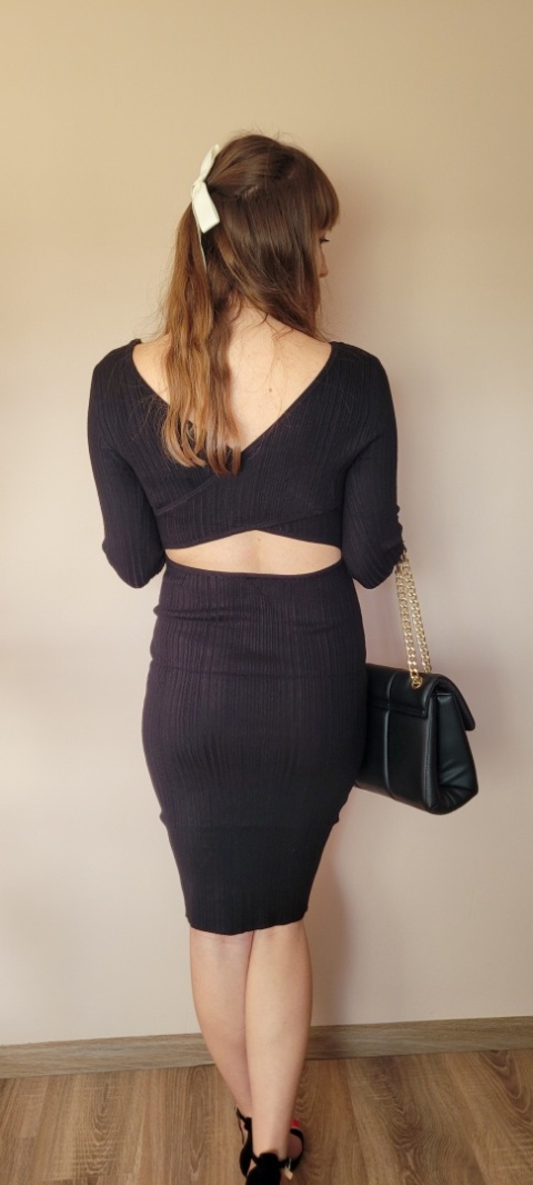 Dopasowana Sukienka Z Wycięciem Czarna