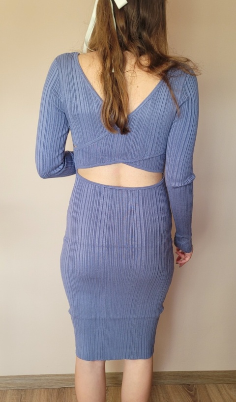 Dopasowana Sukienka Z Wycięciem Niebieska
