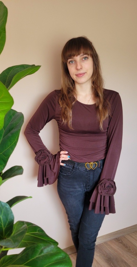 Krótka Bluzka Na Długi Rękaw Z Falbaną Brązowa