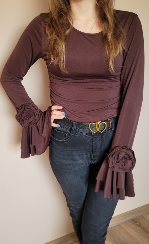 Krótka Bluzka Na Długi Rękaw Z Falbaną Brązowa