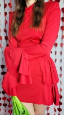 Czerwona Sukienka z Falbaną