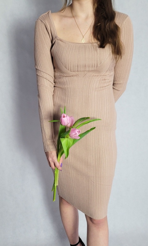 Dopasowana Sukienka Z Wycięciem Beż