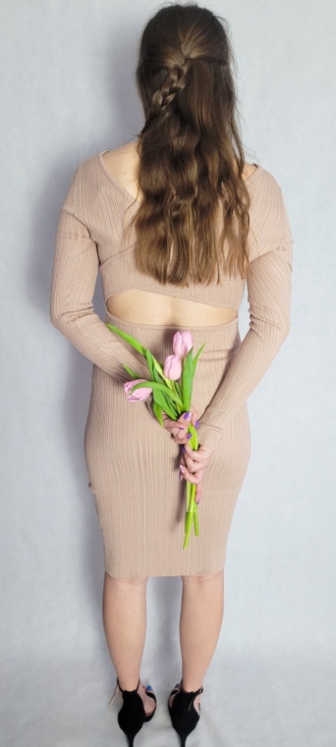 Dopasowana Sukienka Z Wycięciem Beż