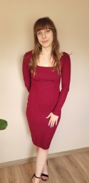 Dopasowana Sukienka Z Wycięciem Bordowa