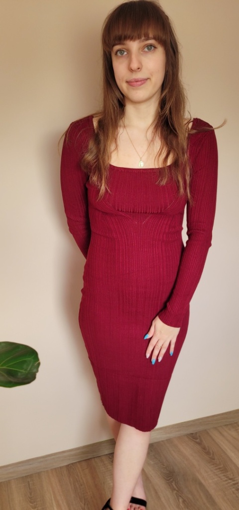 Dopasowana Sukienka Z Wycięciem Bordowa