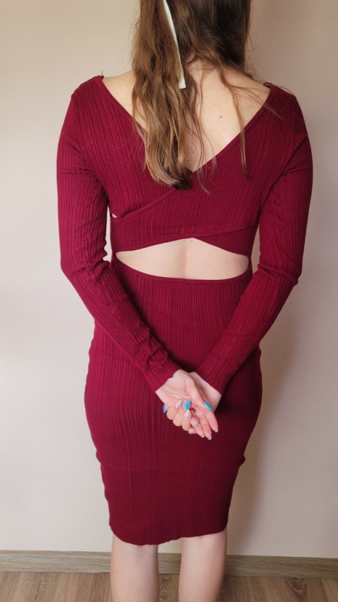 Dopasowana Sukienka Z Wycięciem Bordowa