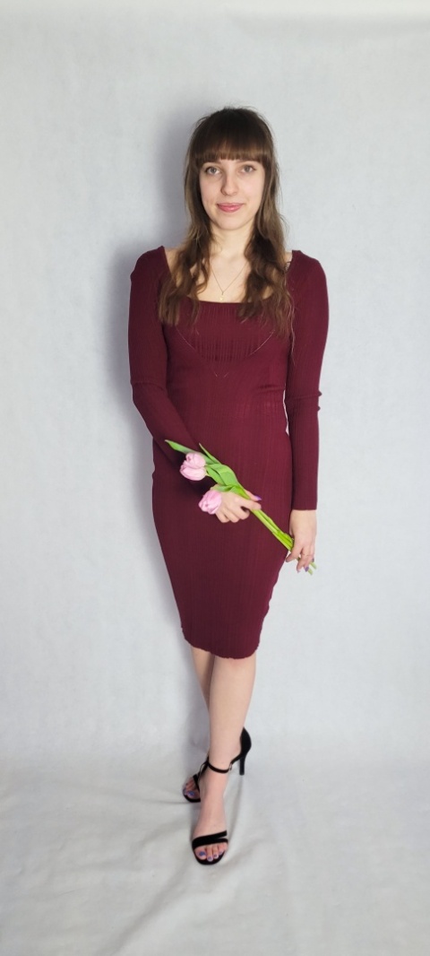 Dopasowana Sukienka Z Wycięciem Bordowa