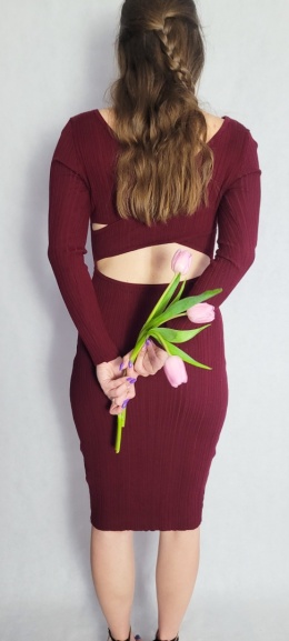 Dopasowana Sukienka Z Wycięciem Bordowa