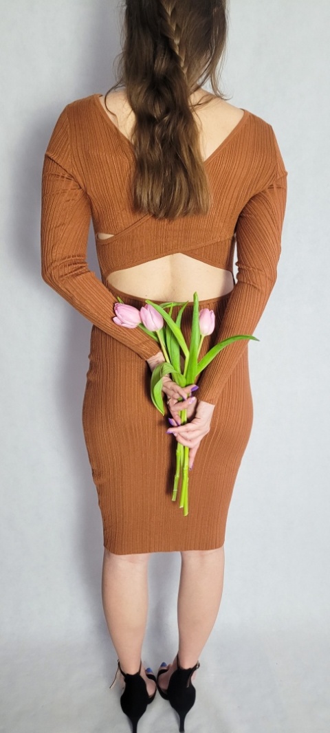 Dopasowana Sukienka Z Wycięciem Camel