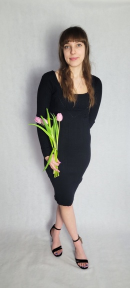 Dopasowana Sukienka Z Wycięciem Czarna