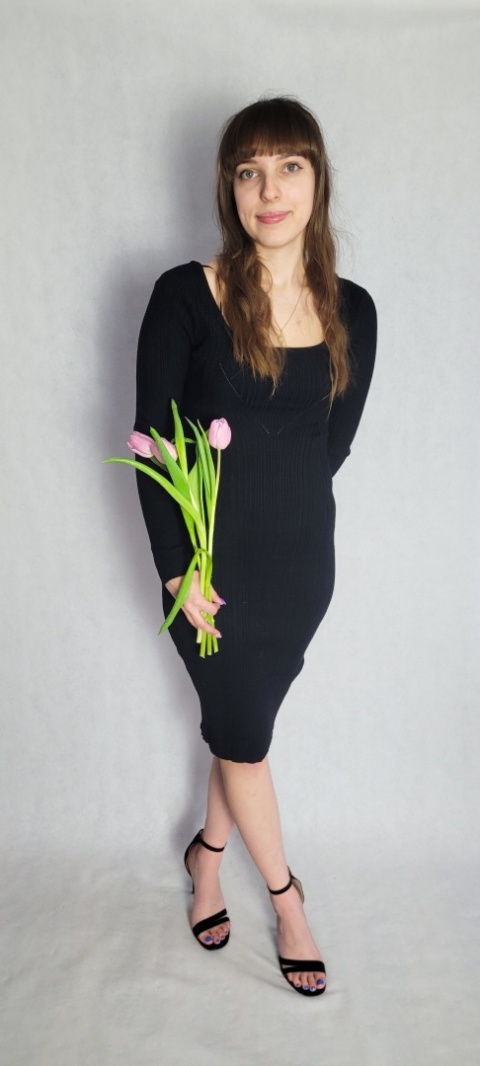 Dopasowana Sukienka Z Wycięciem Czarna