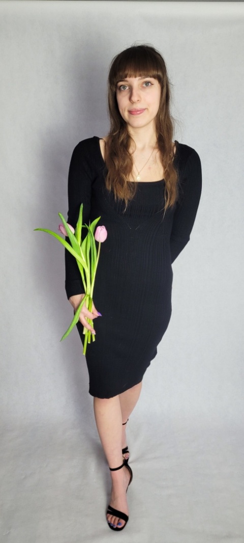 Dopasowana Sukienka Z Wycięciem Czarna