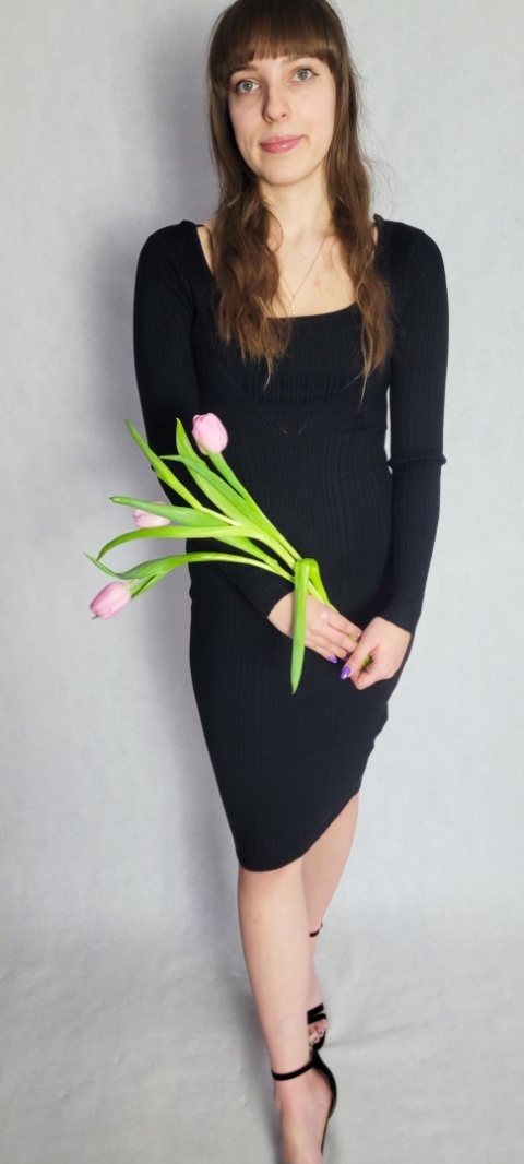 Dopasowana Sukienka Z Wycięciem Czarna