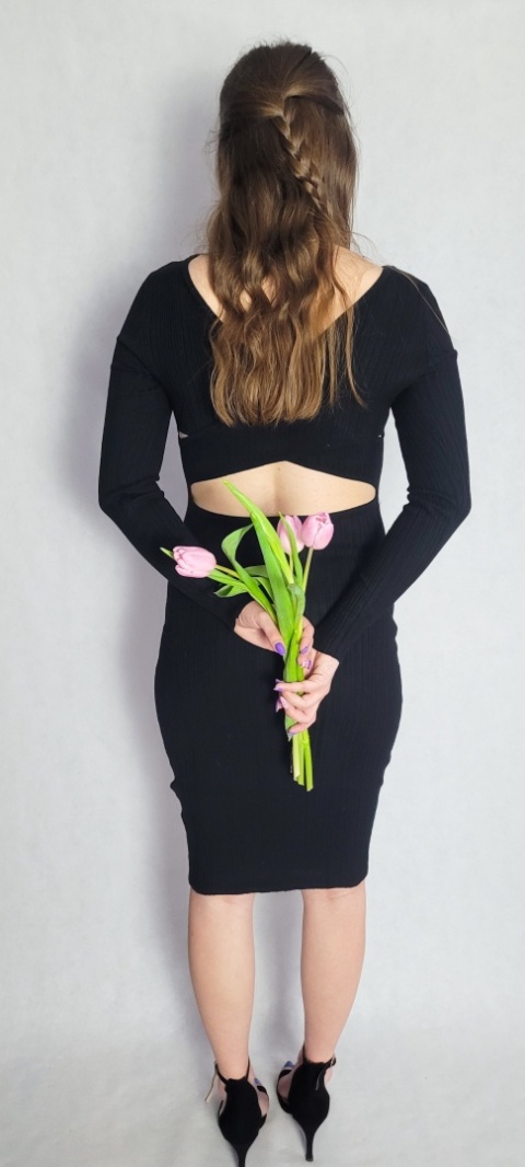 Dopasowana Sukienka Z Wycięciem Czarna