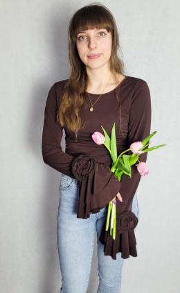 Krótka Bluzka Na Długi Rękaw Z Falbaną Brązowa